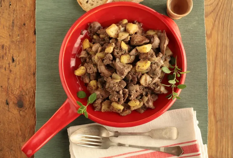 Sertéshús recept: mustáros sertésmáj serpenyős almás burgonyával.