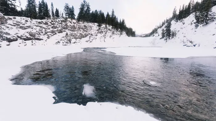 Tűzoltót menekítettek társai a jeges tóból
