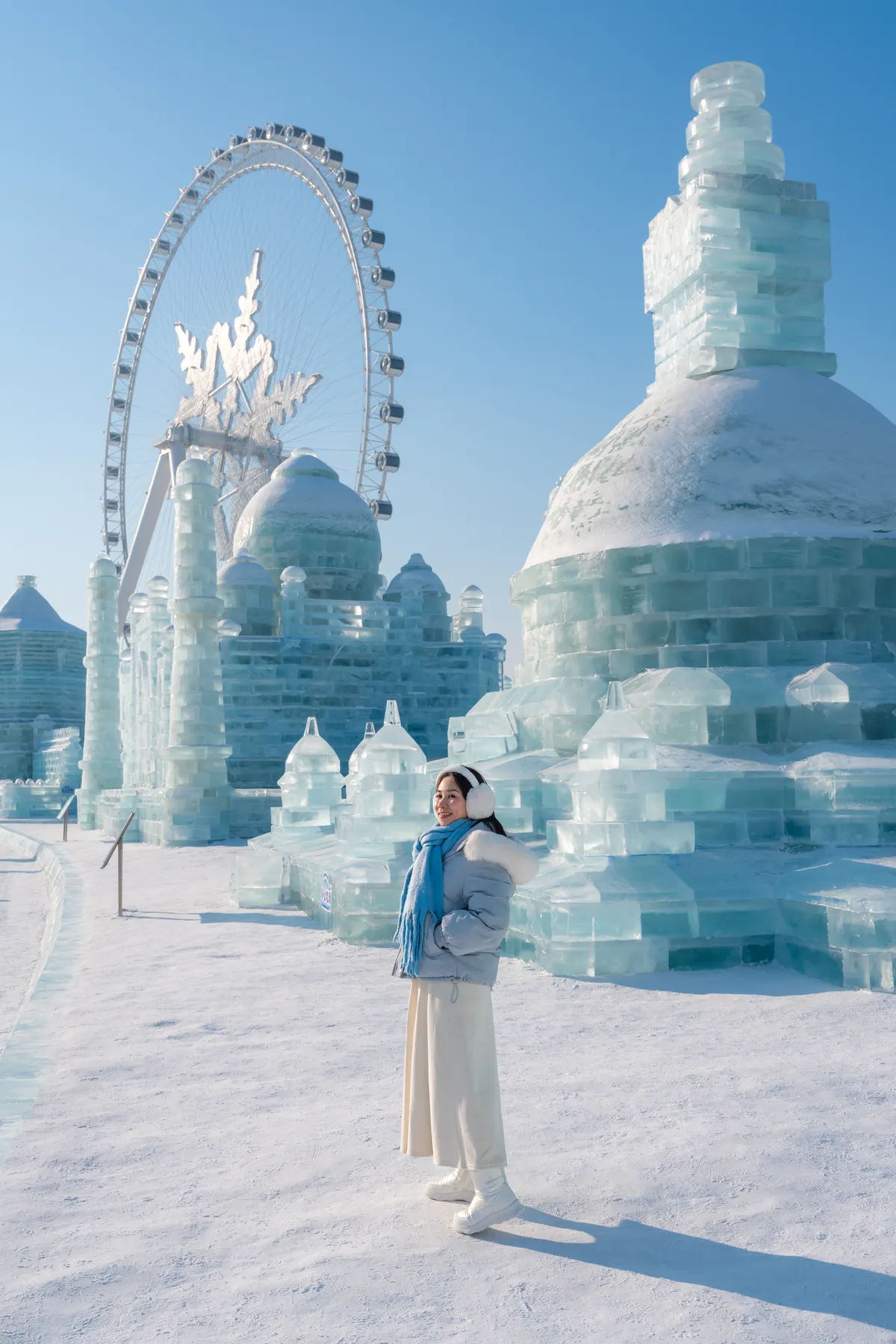 Fiaal nő a Harbin International Ice and Snow Sculpture Festivalon.