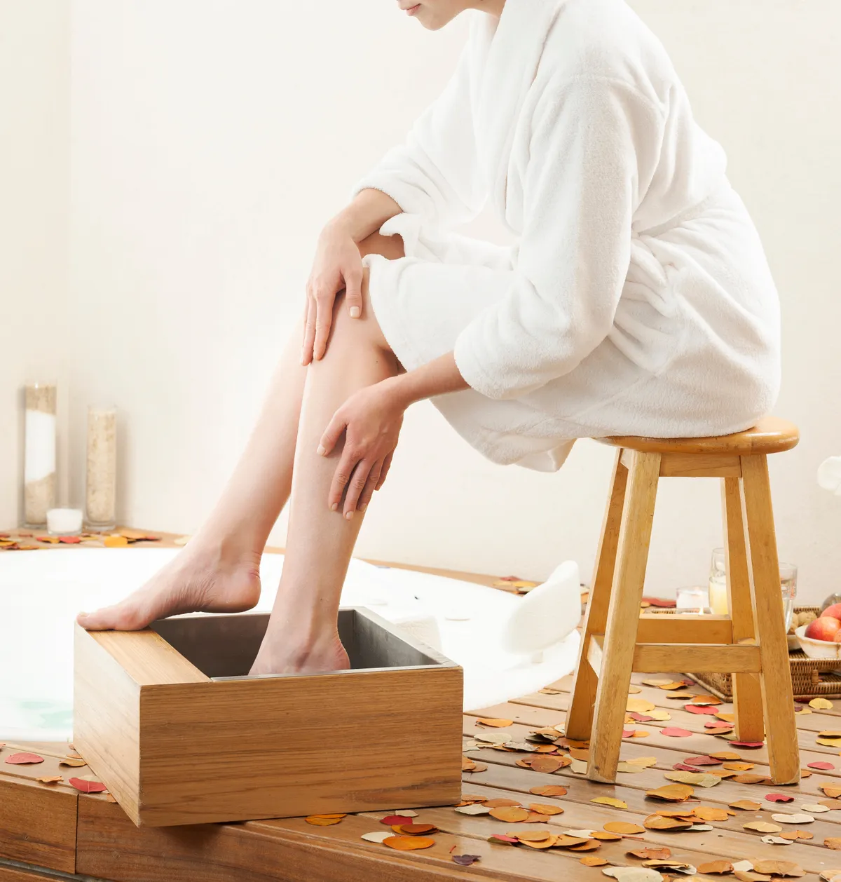 Fiatal nő lábáztatás közben.