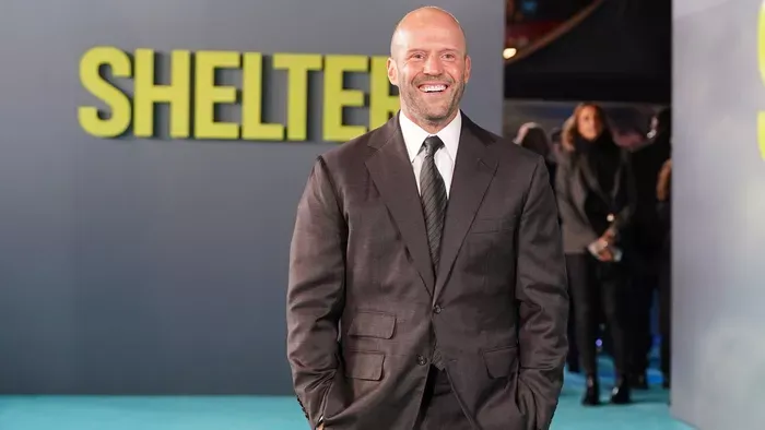 Jason Statham orbitális ősz szakállal darál: ő a megmentő?