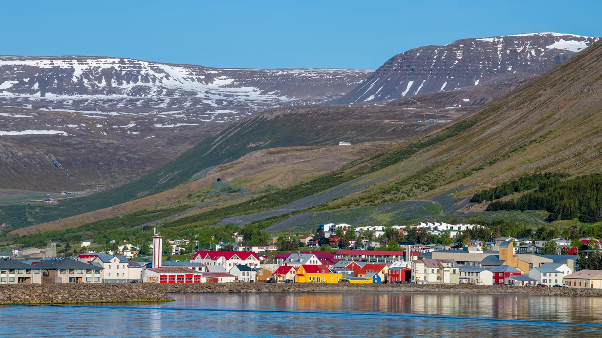 A tengerparti Akureyri kisvárosa ideális egy izlandi utazás kiindulópontjának