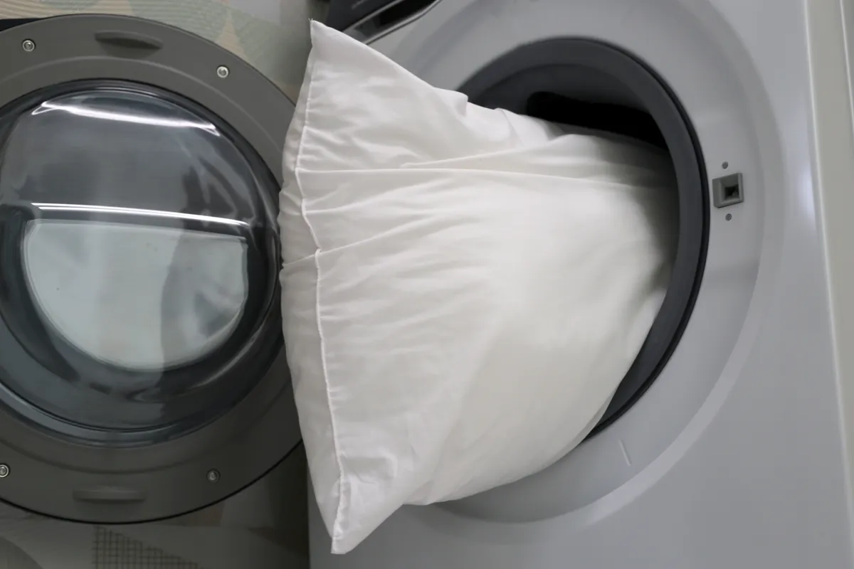 Párnatisztítás mosógépben.