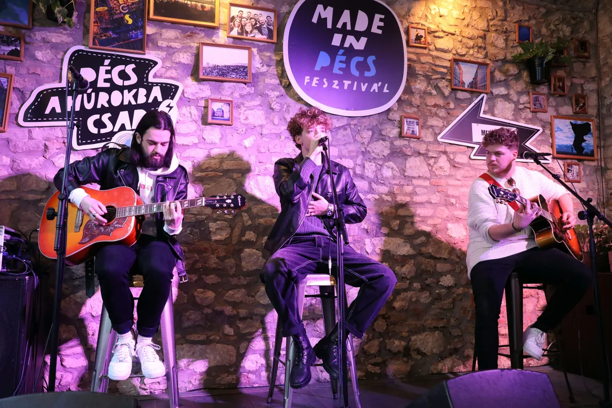 Fiatalokból álló háromtagú zenekar a Made in Pécs egyik színpadán