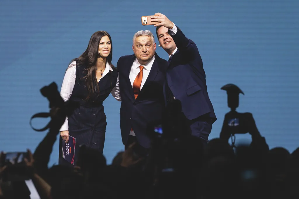 Orbán Viktor
2026_01_10
Budapest
fidesz kongresszus szelfi   vége