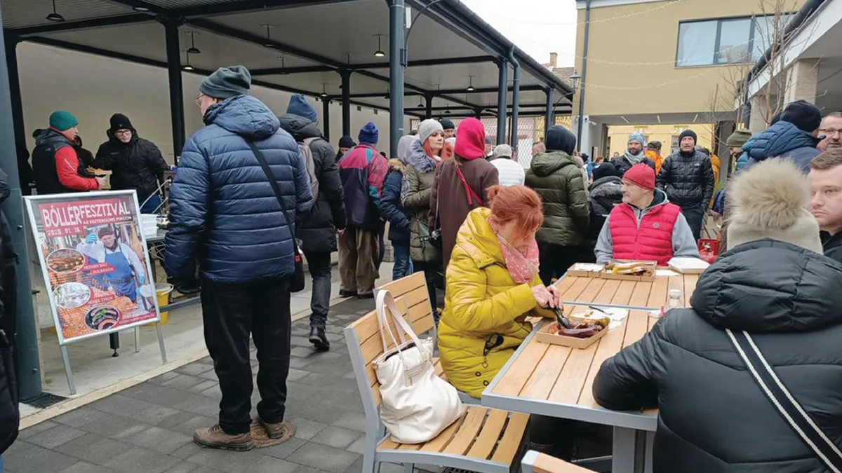 Az esztergomi böllérfesztivál standjai és az érdeklődő látogatók