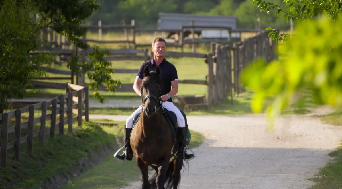 Órási belépőt láthatunk a Nagy Ő-től.