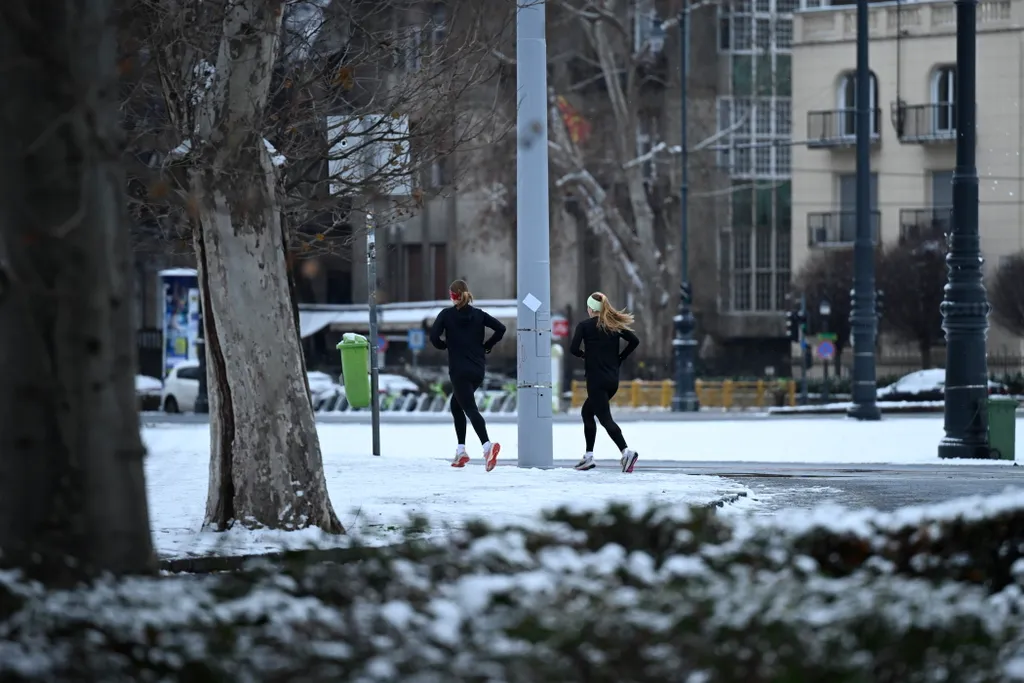 Futók a behavazott Városligetben 2026. január 1-jén