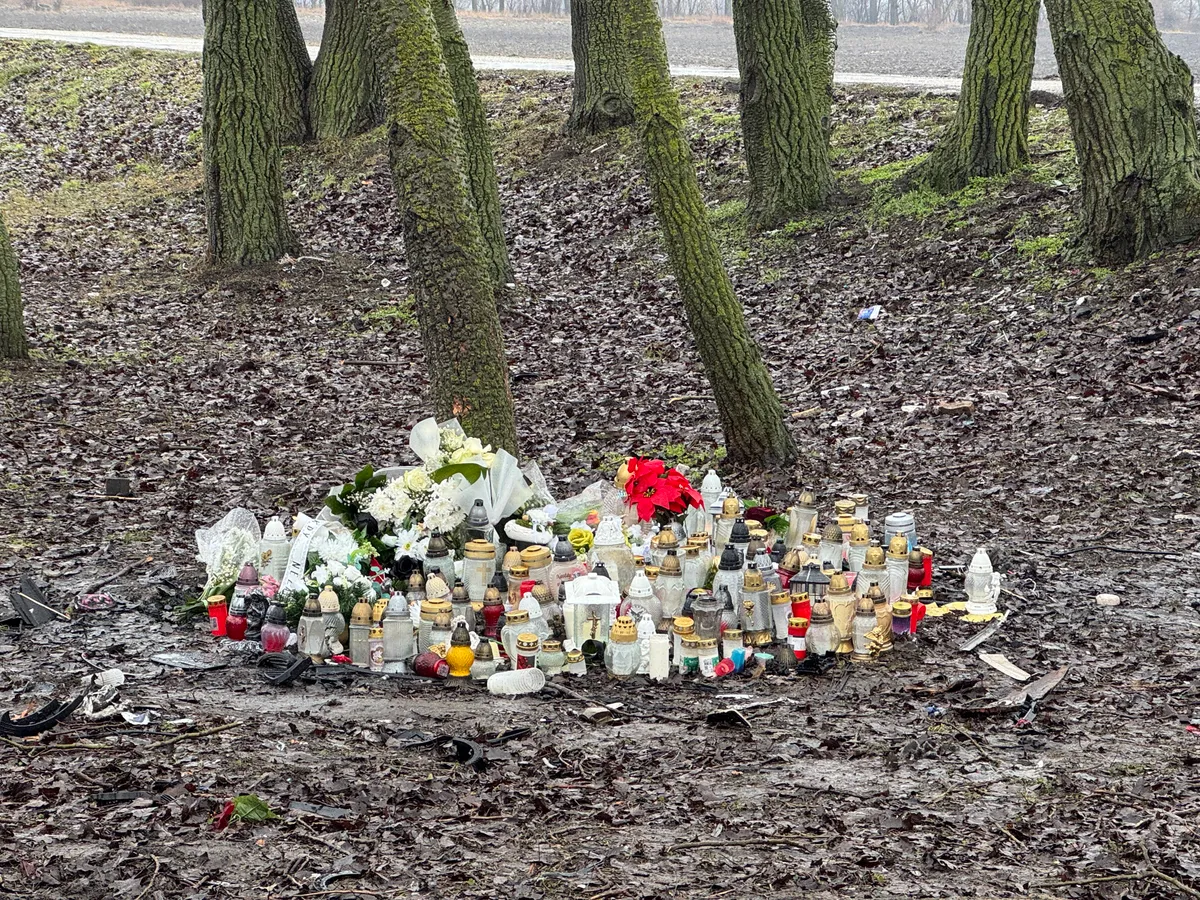 Jákli Mónika balesetének helyszíne, mécsesek