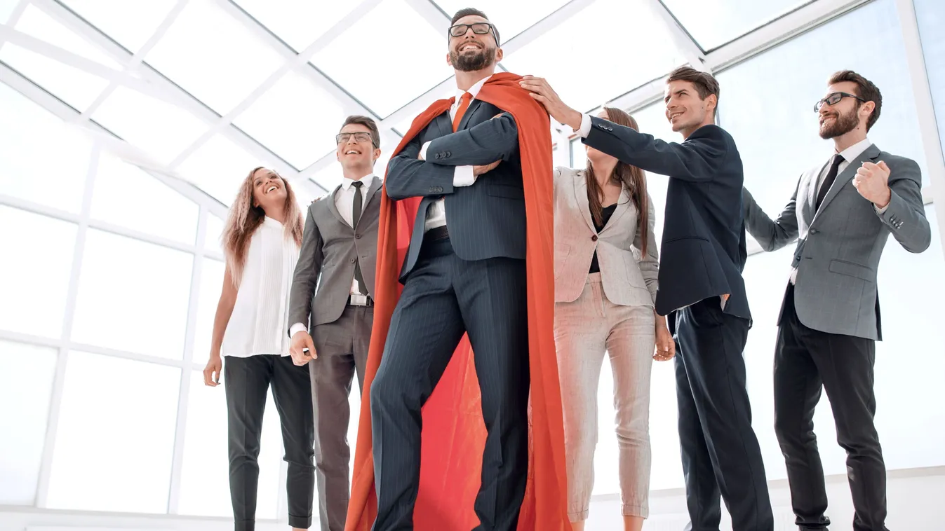 Személyiségtesztben szereplő kép egy csapatról és a vezetőjükről piros köpenyben