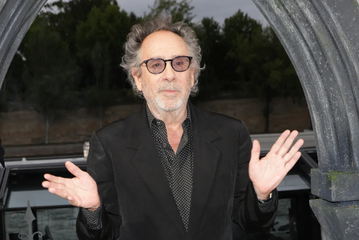 Tim Burton rendező a Wednesday sorozat premierjén.