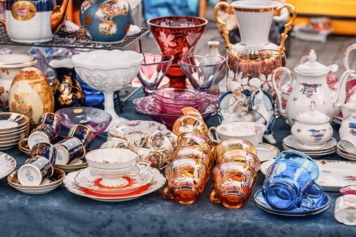 bolhapiac kínálata: porcelán, üveg étkészletek.