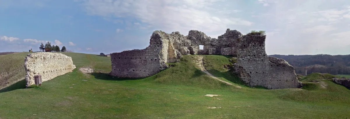A szarvaskői vár romja, amelynek építésére még Nagy Lajos király adott engedélyt a XIV. században.