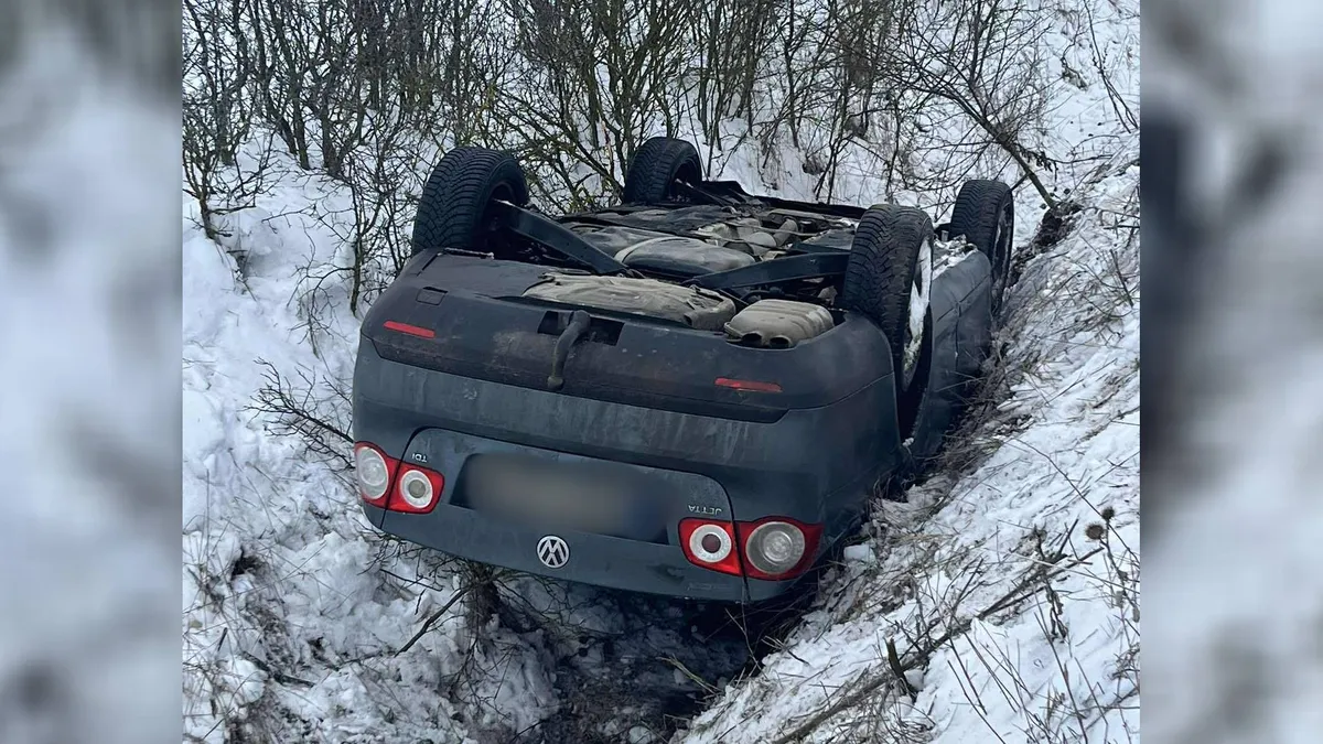 Árokba borult autóhoz vontul ki a hatóság