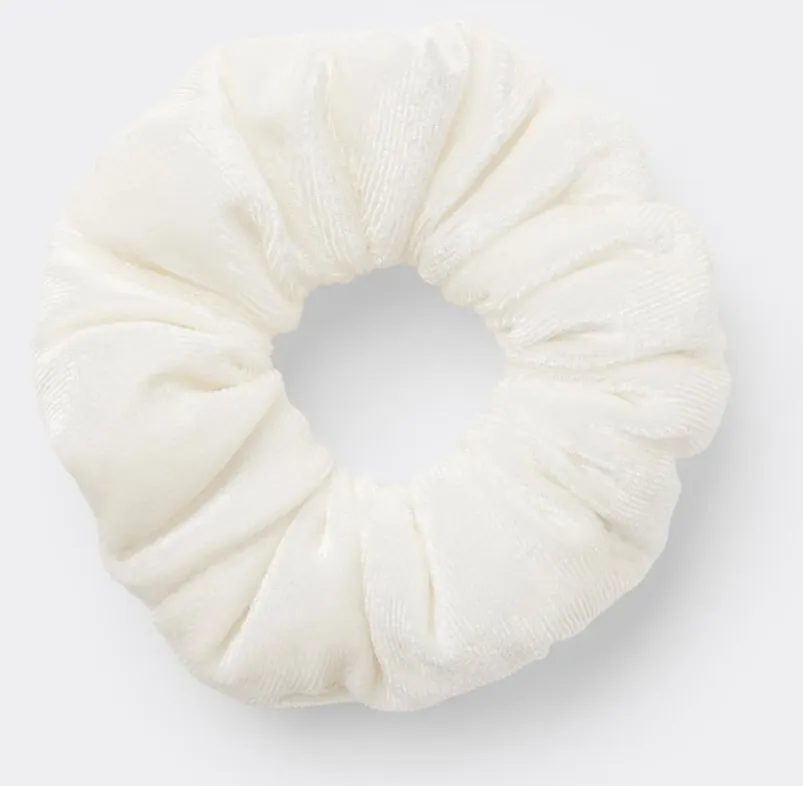 Cloud Dancer: fehér kordbársony hajgumi.