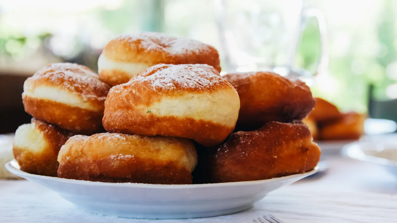 Farsangi fánk recept porcukorral szórva