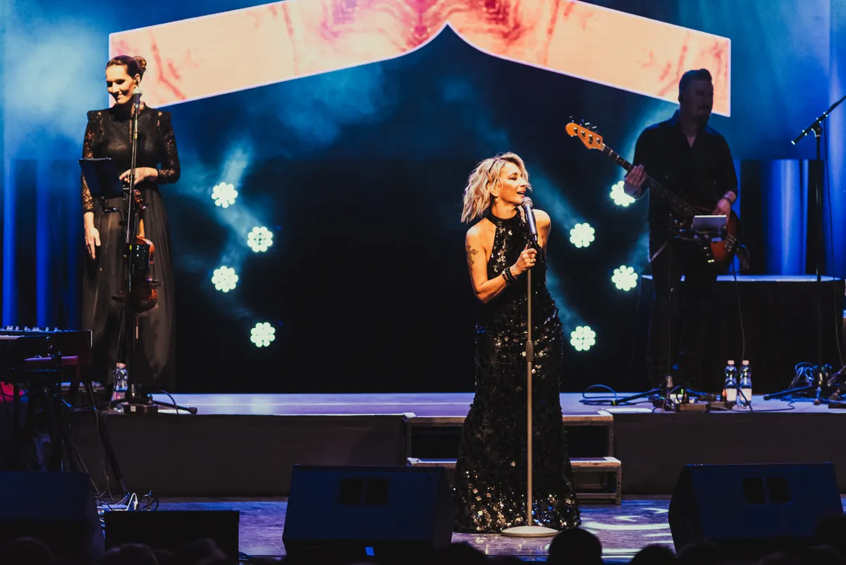 Keresztes Ildikó 40 éves pályafutását ünnepelte a Mom Kultban, októberben