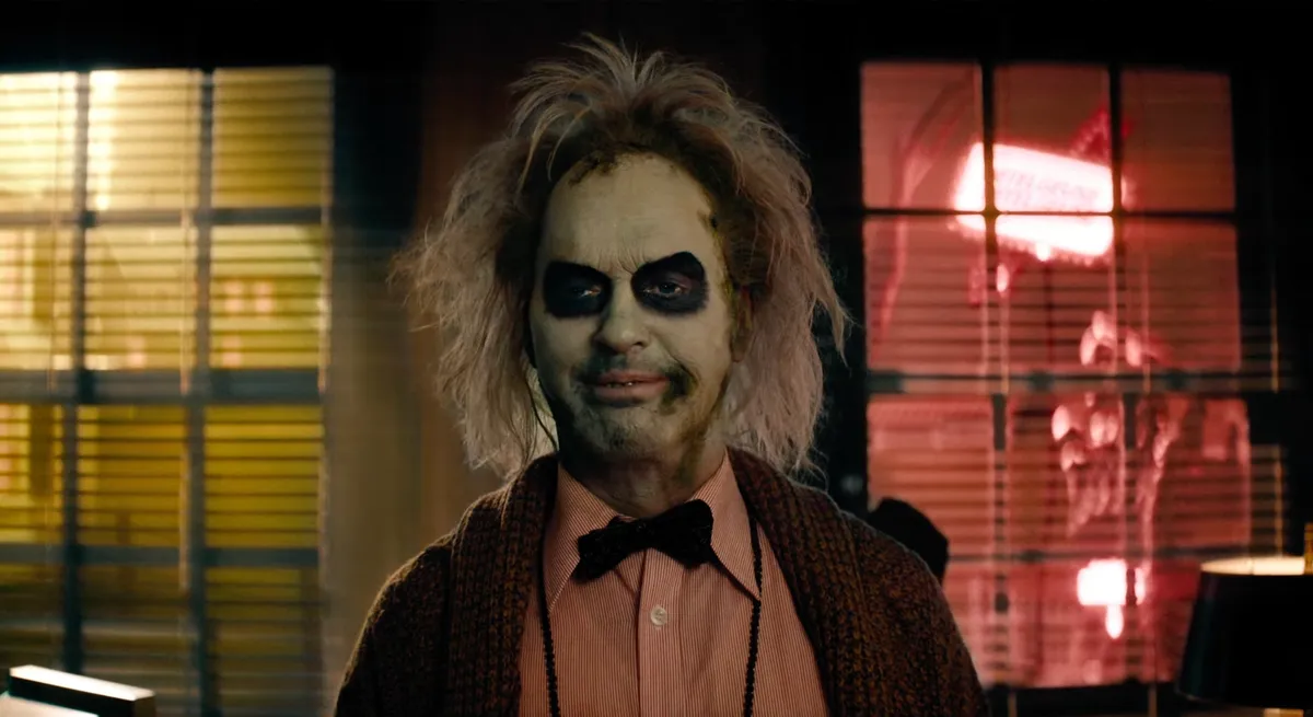 Michael Keaton a Beetlejuice 2024-es remakejében Beetlejuice szerepében.