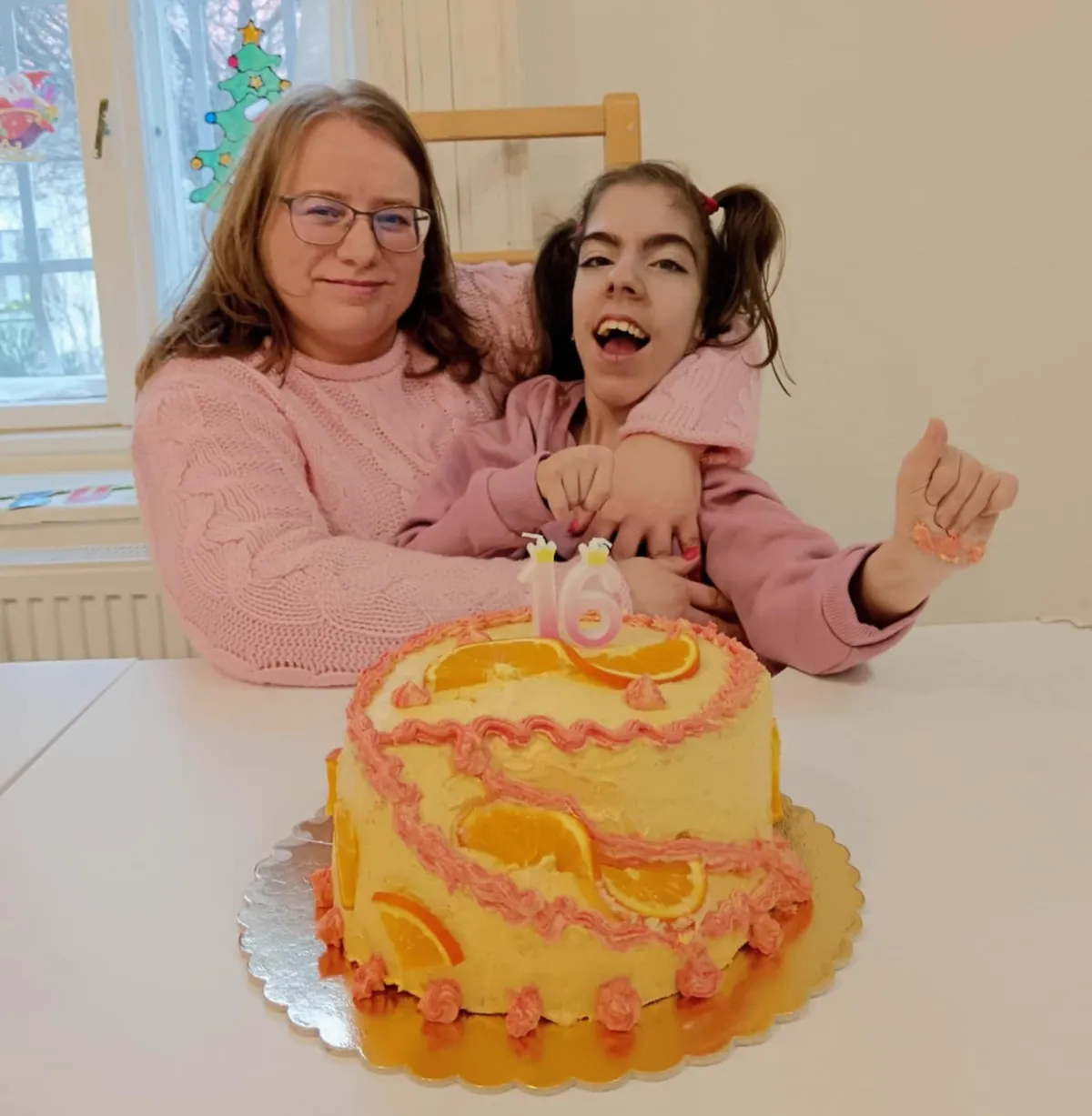 Az alapítványi iskolába jelenleg 6 halmozottan sérült gyermek jár, Bettina az egyetlen kislány