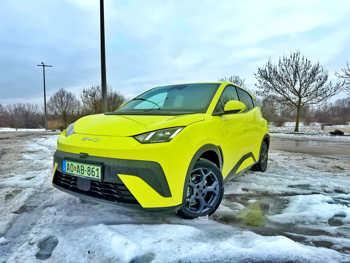 BYD Dolphin Surf teszten: egy fotó a parkoló autóról.