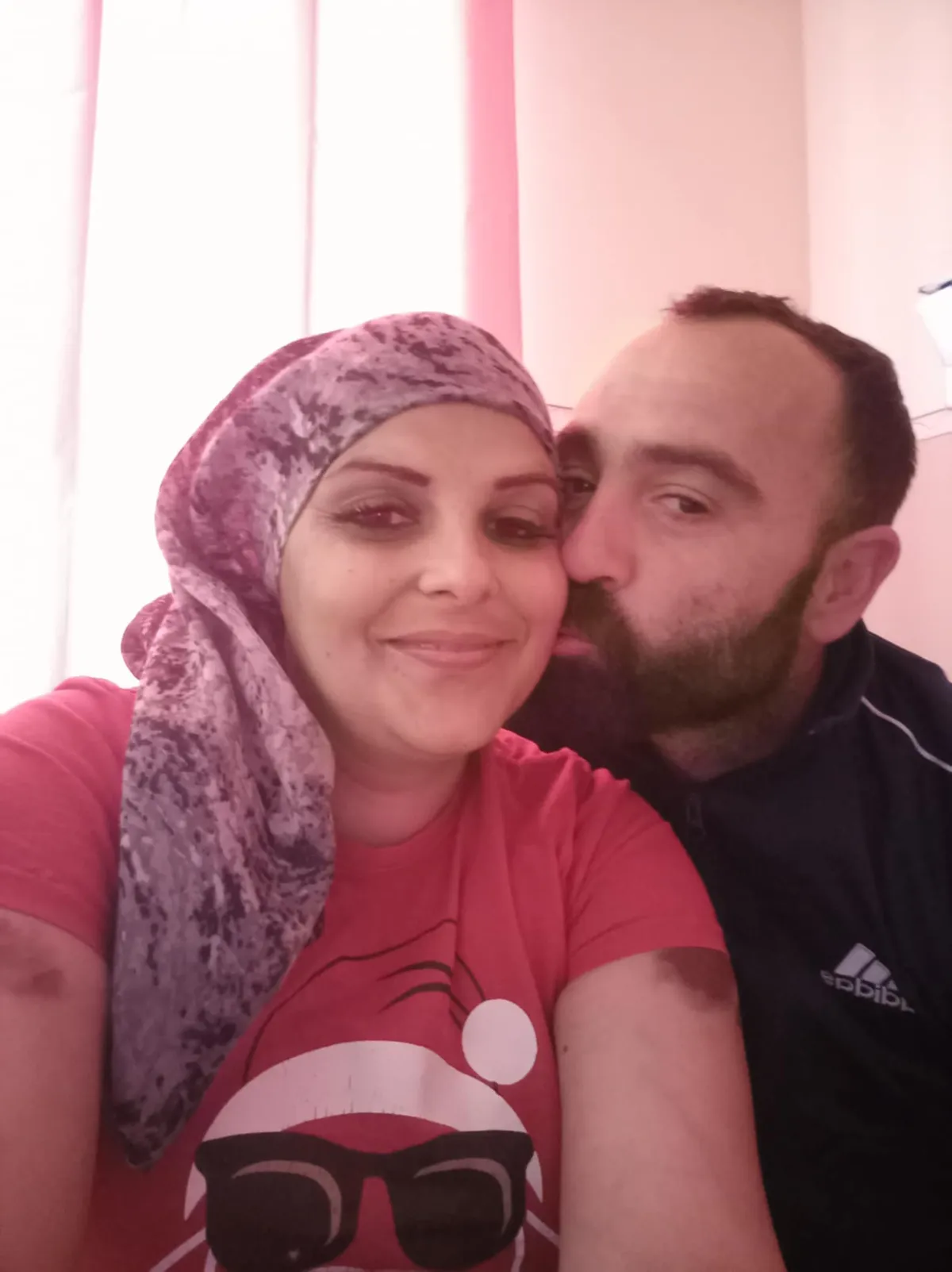 Erika egész szervezetében elterjedt a rák. Párja, Zsolt ápolja.