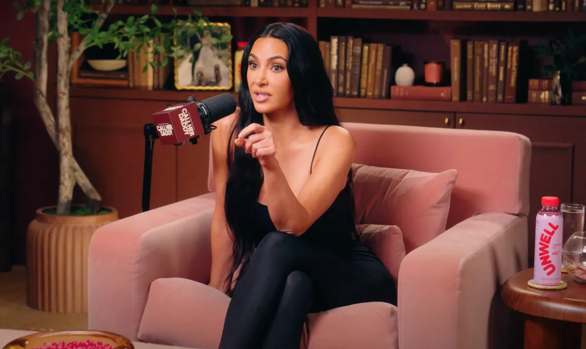 Kim Kardashian a Call her Daddy című podcast műsorban lánya védelmére kelt