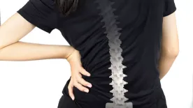 Fáj a derekad, gyorsan kifáradsz? Ezt érdemes tudnod a gerincferdülésről