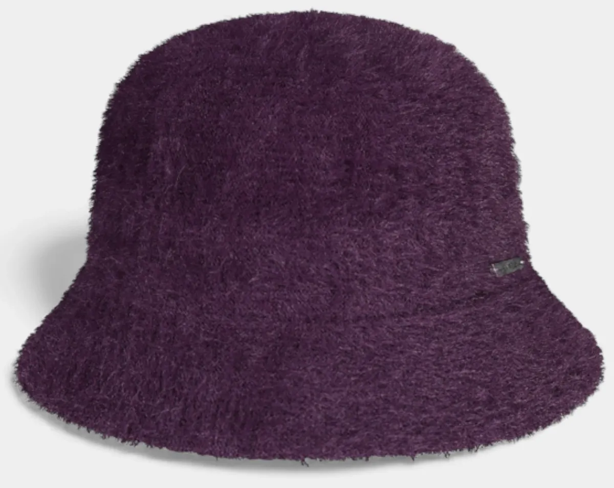 Téli kiegészítő: bolyhos sapka.