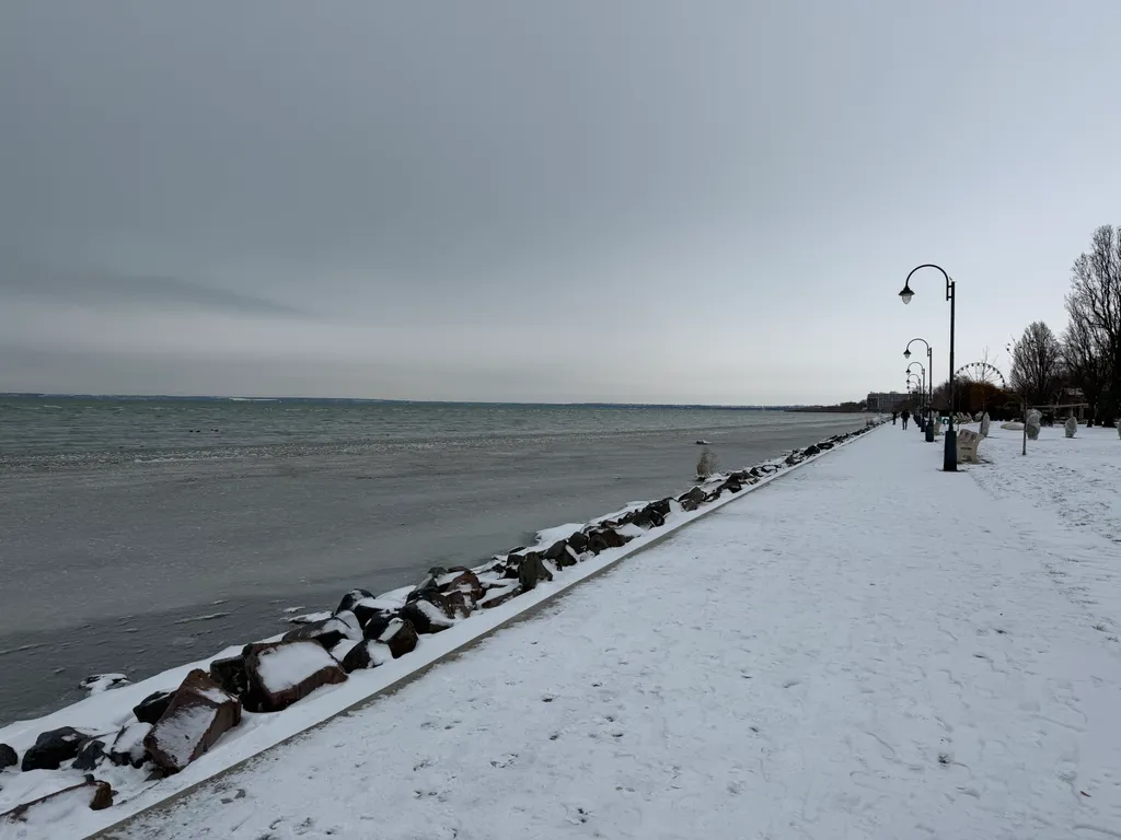 A siófoki hajóállomáshoz tartozó havas sétány.