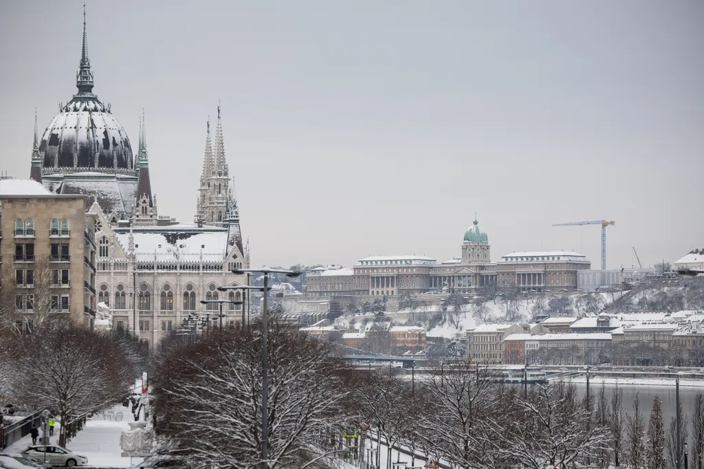 A parlament és a budai vár hótakaró alatt: élvezzük a képet, amíg lehet, ki tudja, mikor lesz ismét ilyen festői a főváros.