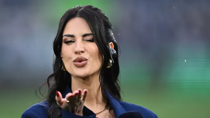 Szétnyílt a felső a népszerű riporterhölgy mellein