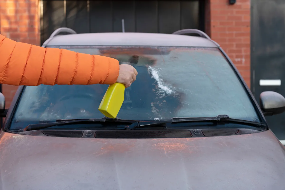 Szélvédő jégmentesítése alkohol folyadékkal