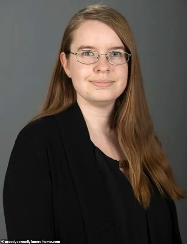 Borral mérgezte meg anyja Leela Levis-t 