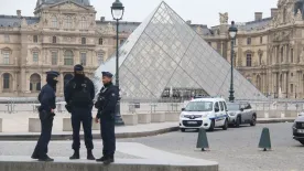 Új videón a Louvre kirablása: a tolvajok puszta kézzel törték be a vitrineket