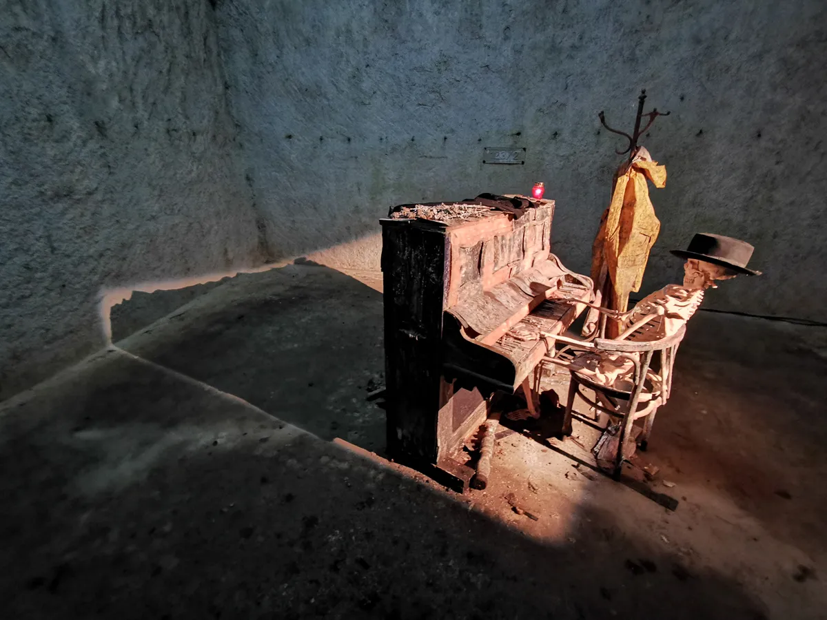  Budapest földalatti bunkereinek egyike a kőbányai pincerendszer, ahol egy csontváz is zongorázik (installáció).