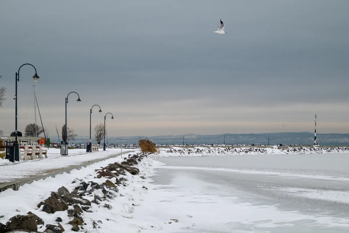 Befagyott Balaton a Zamárdiban található Téli Korzónál