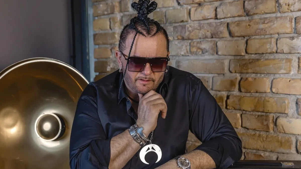 Eljegyezhette Ágicát Kozso. 