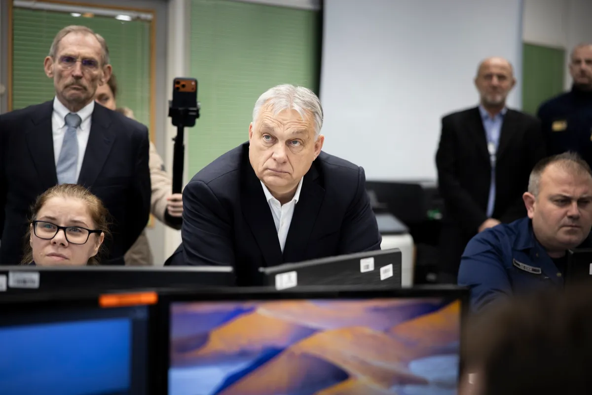 Orbán Viktor az Operatív Törzs ügyeleti központjában