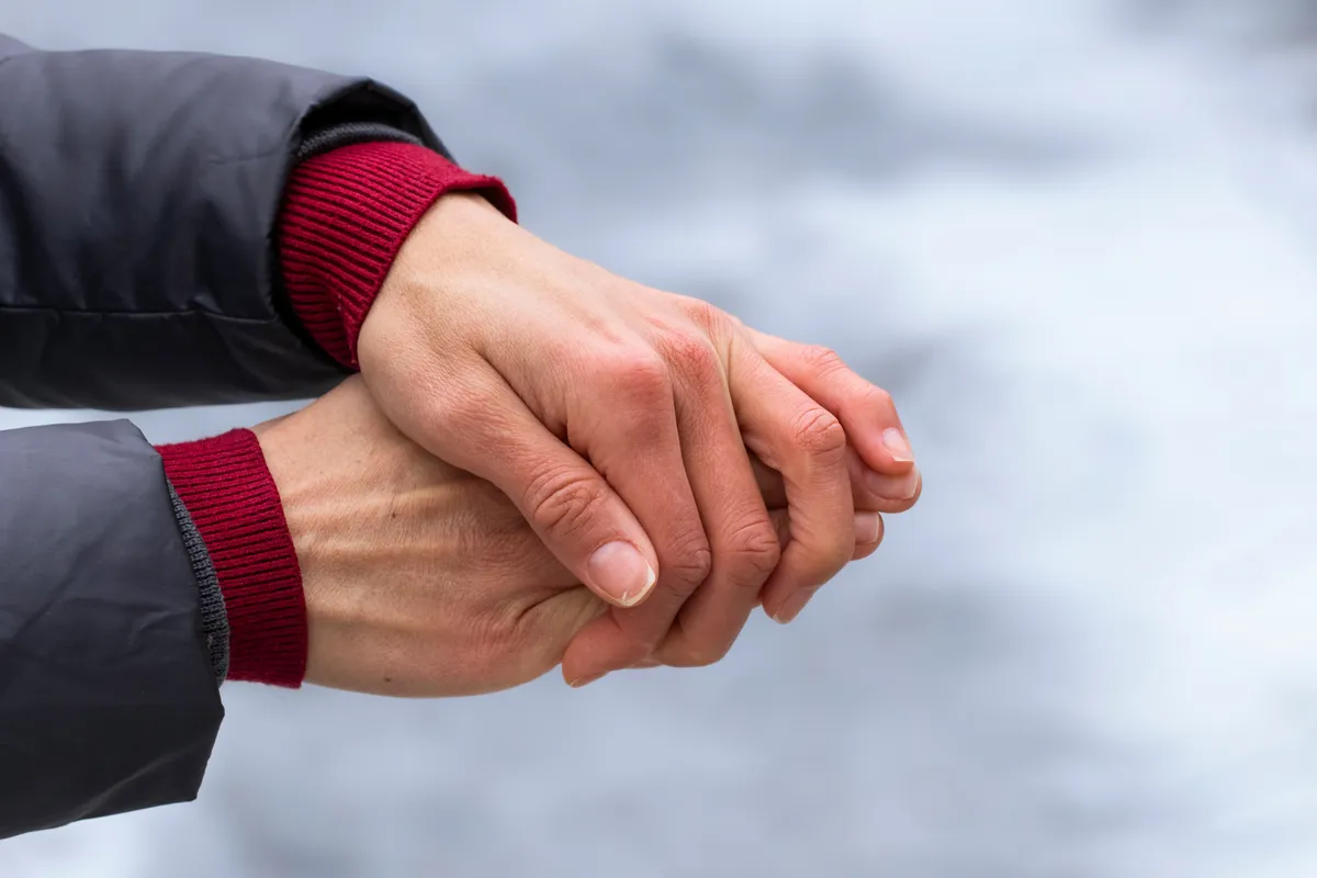 Téli bőrápolásra szomjazó kiszáradt kezek