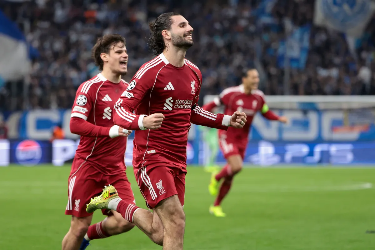 Kerkez és Szoboszlai fut, liverpooli kezdőcsapat