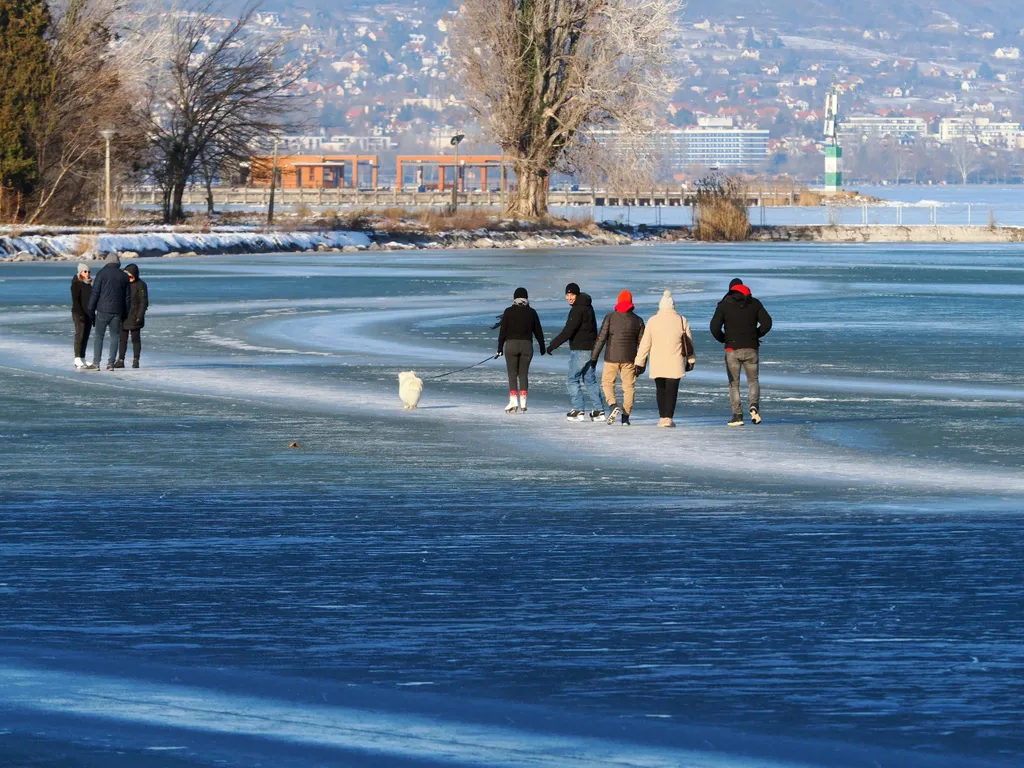 20260118.Tihany-Szántód rév.
A befagyott balaton a tihanyi és a szántódi rév környékén.
Fotó: Nagy Lajos NL Veszprém Megyei Napló.
