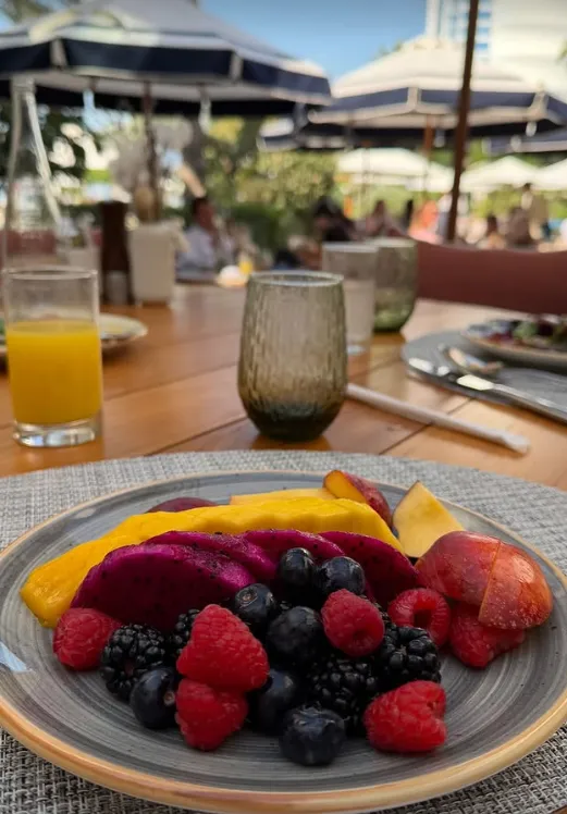 Buzsik Borka friss gyümölcsök társaságában élvezi kikapcsolódást