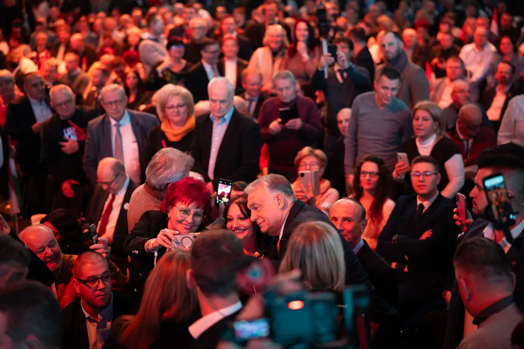 Fidesz kongresszus 2026 01 10 orbán viktor szelfi
