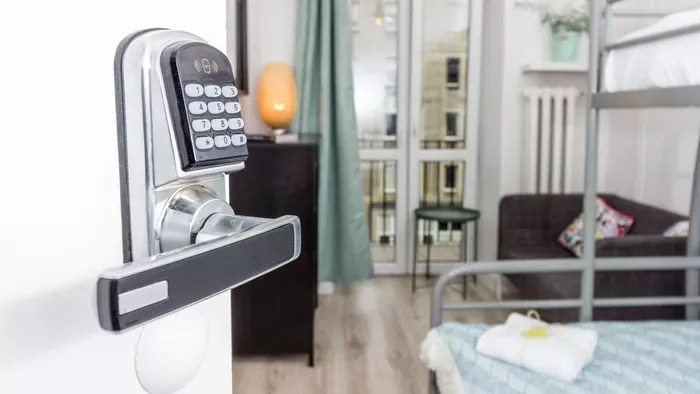 Biztonságban a hotelszobában: trükkök, hogy nyugodtan pihenj