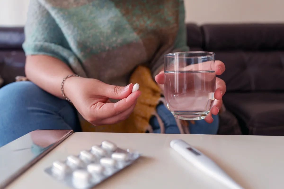 Gyógyszerbevétel egy pohár vízzel