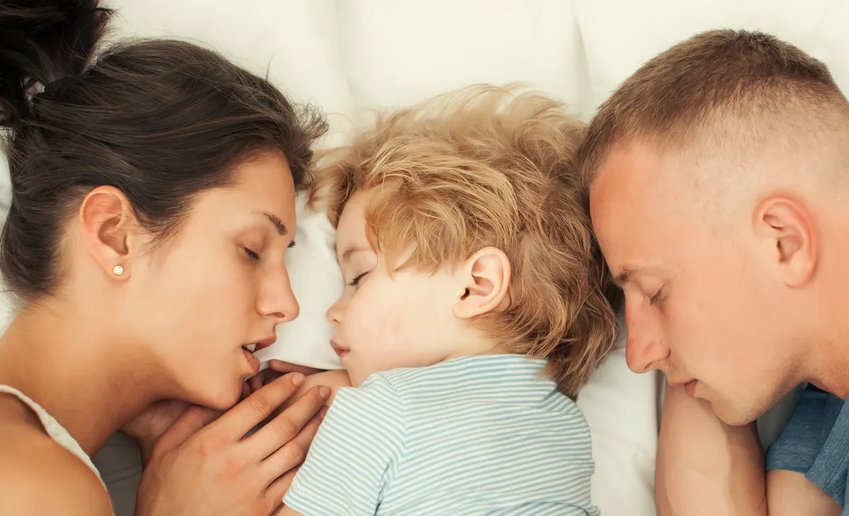 Család egy ágyban a gyerek külön alvásra szoktatása előtt