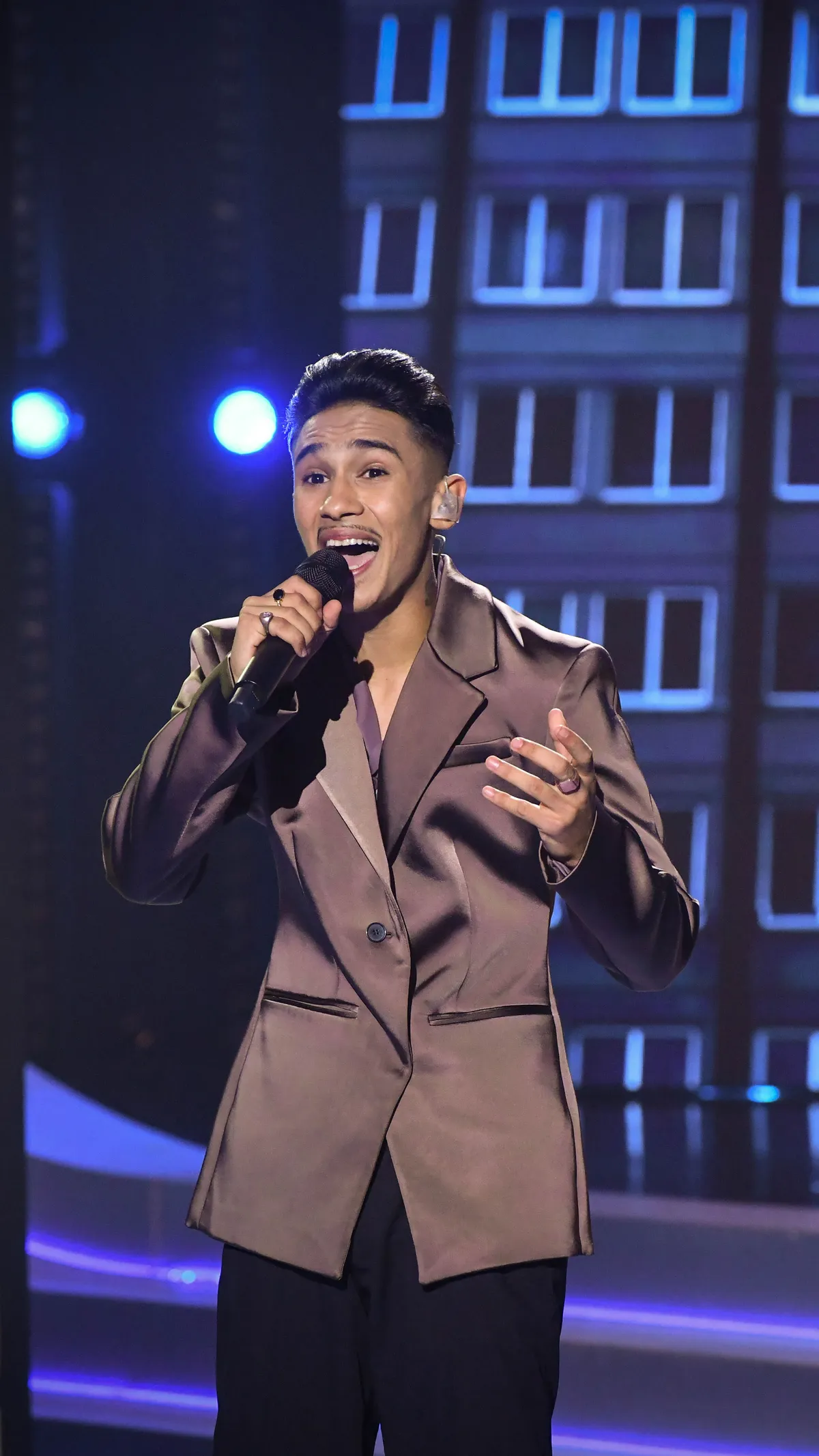 A Megasztár adásai alatt Ádám Attila mindig elegáns öltözetben jelent meg.