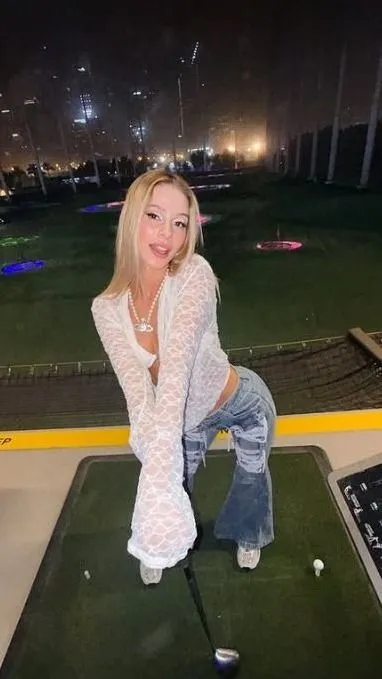 Manuel barátnője megmutatta a kebleit!