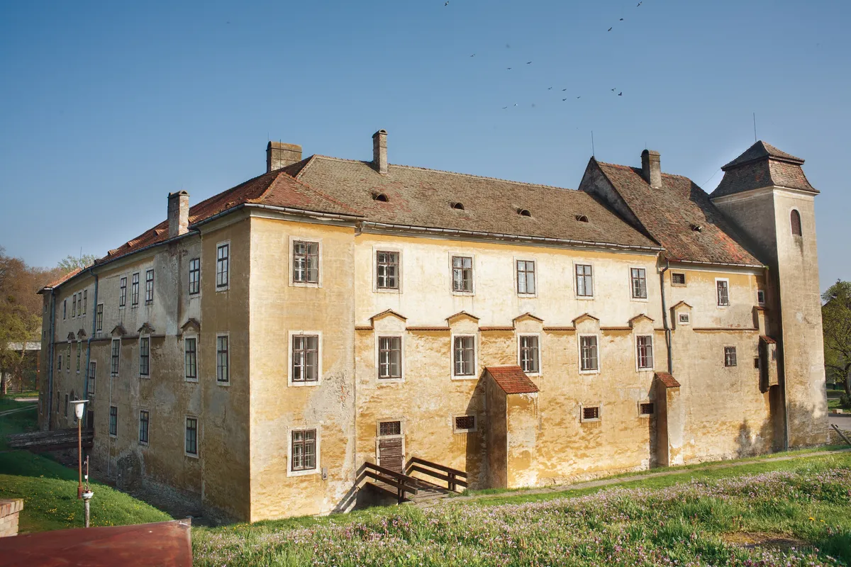 A mosonmagyaróvári vár a felújítás előtt.