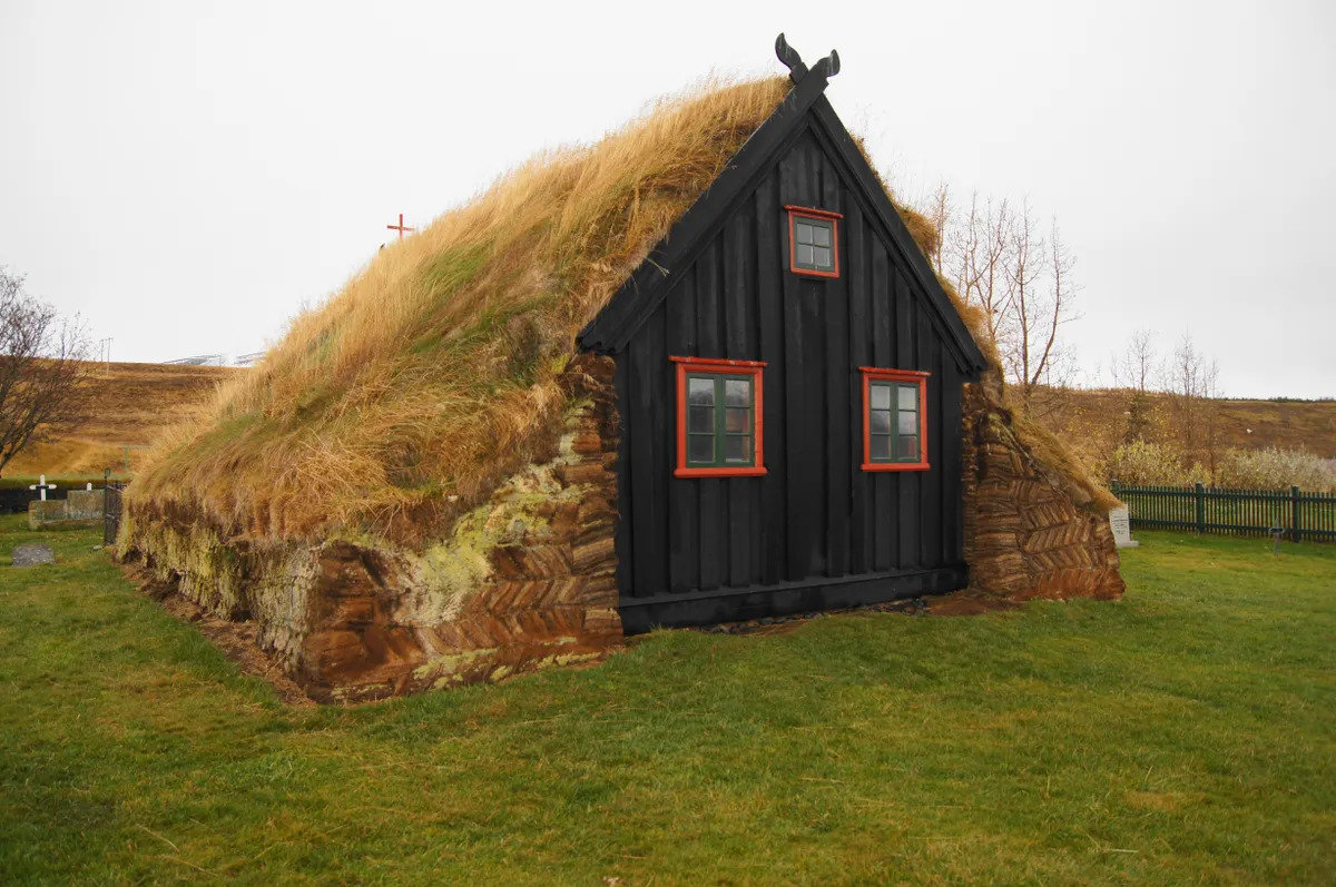 A Víðimýri tőzegtemplom Izlandon.